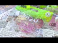 Tenez les sacs d'emballage de fruits secs