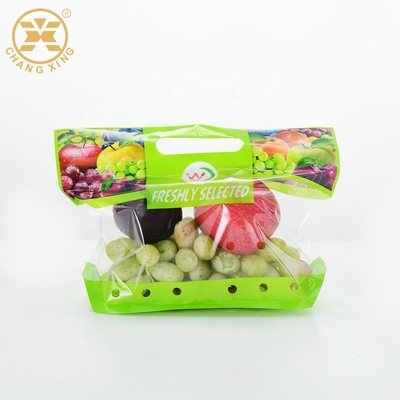 Tenez les sacs de empaquetage de fruit sec