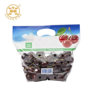La poignée antibrouillard de raisin transparente tiennent la poche avec l'emballage de fruit frais de la tirette VMPET